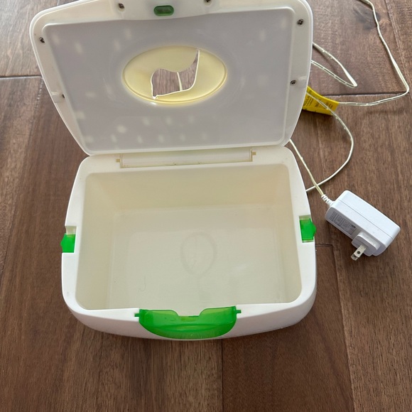 Munchkin Green and White Wipe Warmer & Nuby Dish - Picture 2 of 3